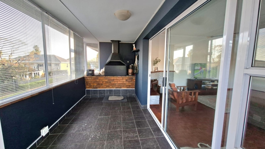 To Let 2 Bedroom Property for Rent in Somerset West Western Cape